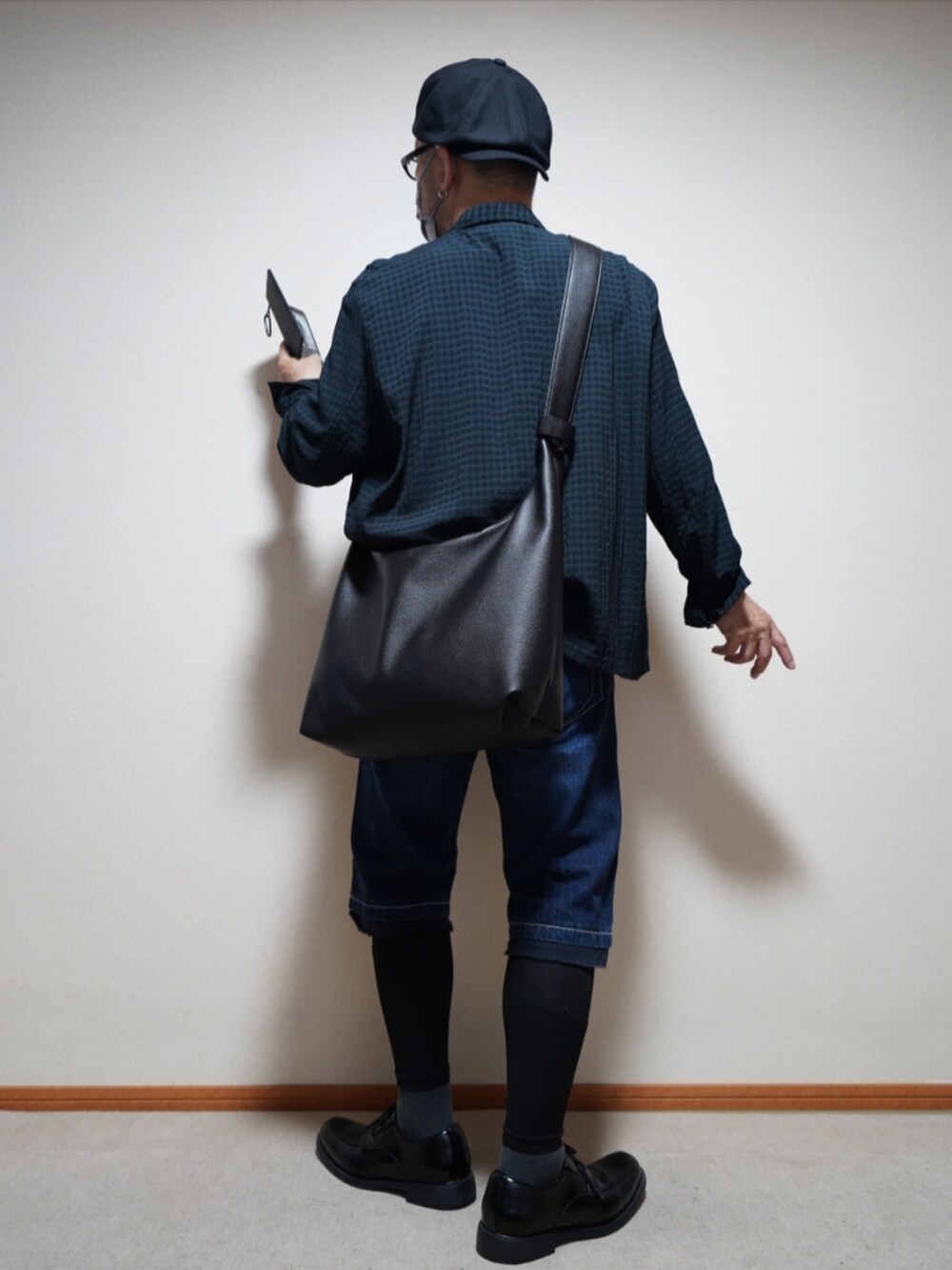 ブラック系のシューズ、ブラック系のTシャツ/カットソー、グリーン系のシャツ/ブラウスを着用したメンズの夏コーディネートの3枚目の写真