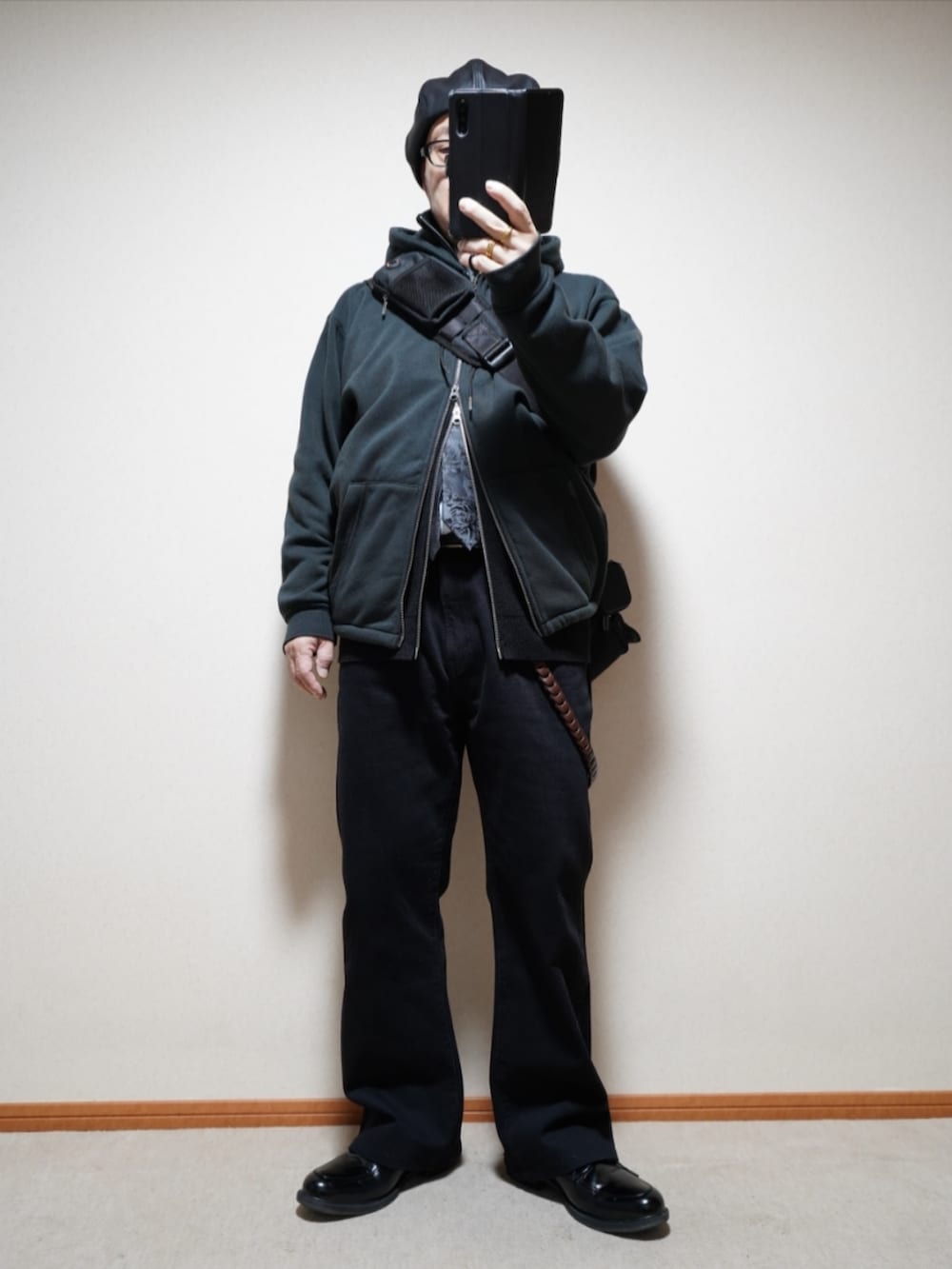 ブラック系のシューズ、グレー系のデニムパンツ、ブラック系のジャケット/アウターを着用したメンズの春コーディネートの2枚目の写真