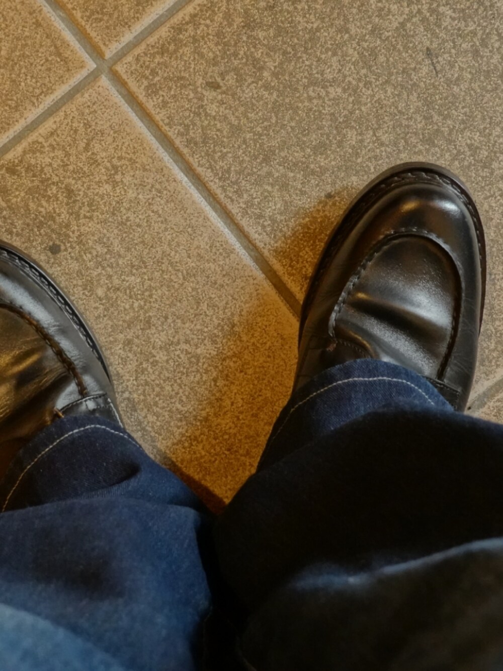 ブラック系のシューズ、ブルー系のデニムパンツ、ホワイト系のシャツ/ブラウスを着用したメンズの春コーディネートの4枚目の写真