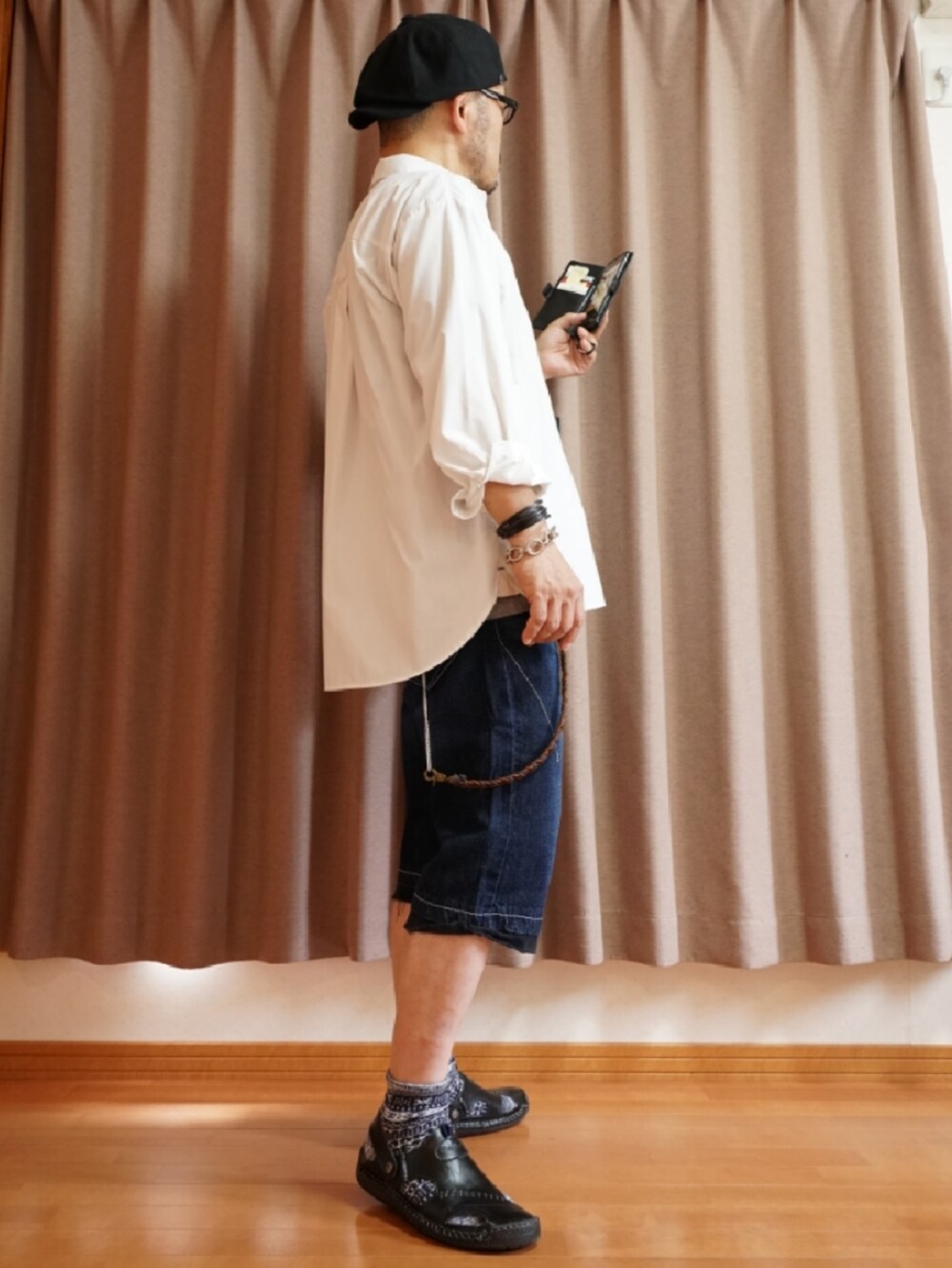 「夏コーデ、白シャツ、オーバーサイズ、ビッグシルエット、ハーフパンツ、デニム、デニムパンツ、サンダル、レザーサンダル、キャスケット」｜「no brandのアイテム（サンダル、ブラック系）」を使った、宣さん（メンズ・168cm）の夏コーディネートの4枚目の写真