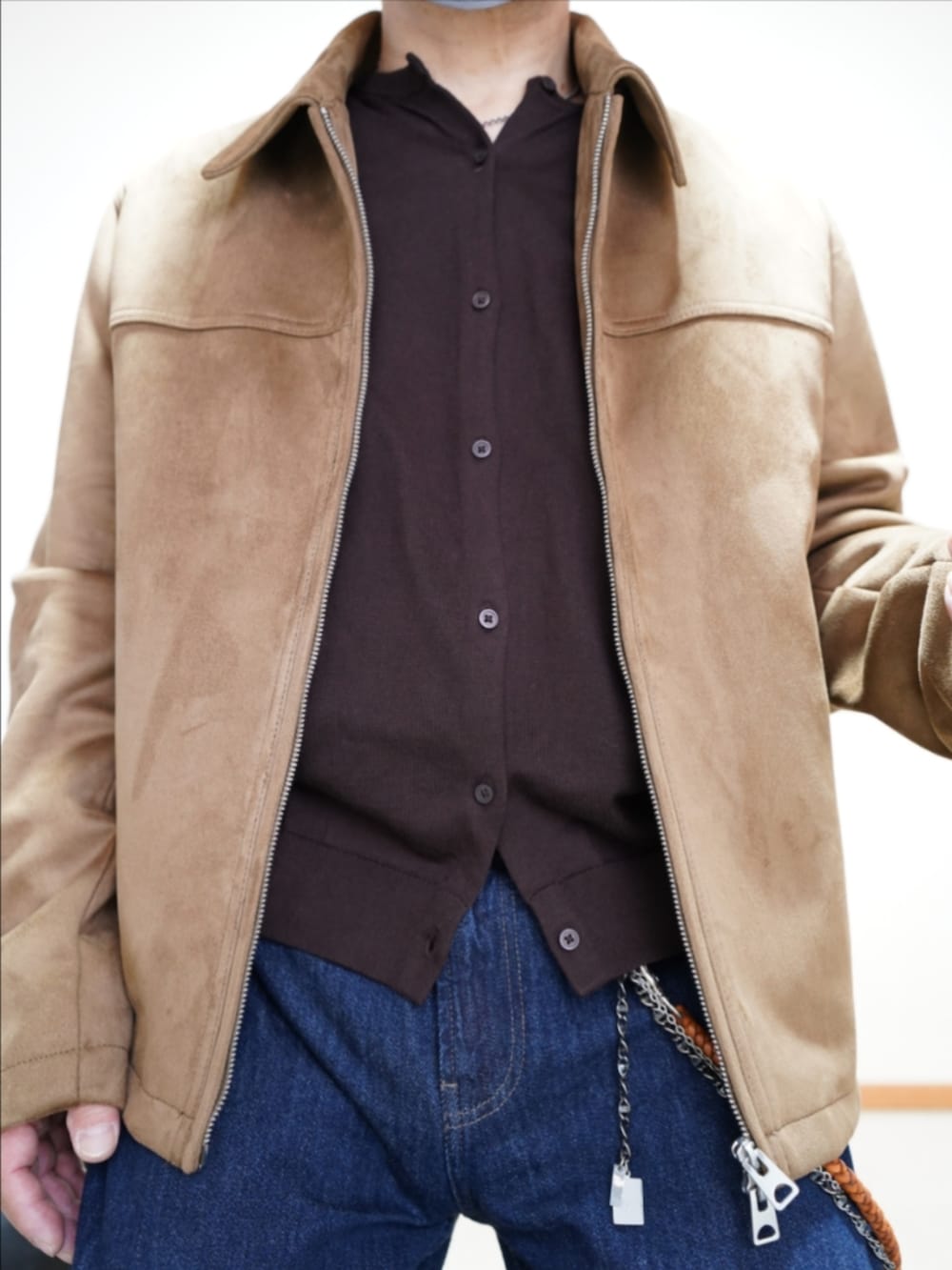 ブラック系のドレスシューズ、ブルー系のデニムパンツ、ブラウン系のカーディガン/ボレロを着用したメンズの春コーディネートの3枚目の写真