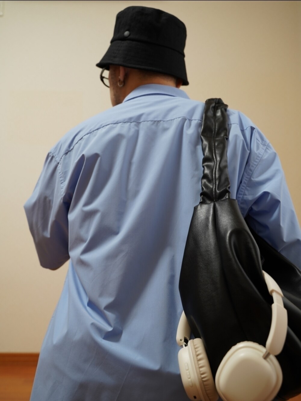 ブラック系のシューズ、グレー系のデニムパンツ、グレー系のTシャツ/カットソーを着用したメンズの夏コーディネートの2枚目の写真