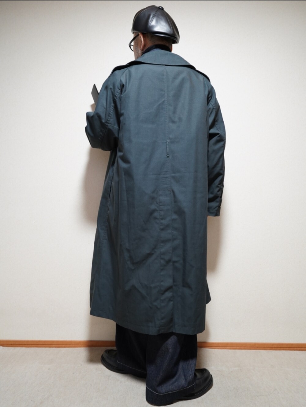 ブラック系のシューズ、ブルー系のデニムパンツ、ブラック系のジャケット/アウターを着用したメンズの春コーディネートの4枚目の写真