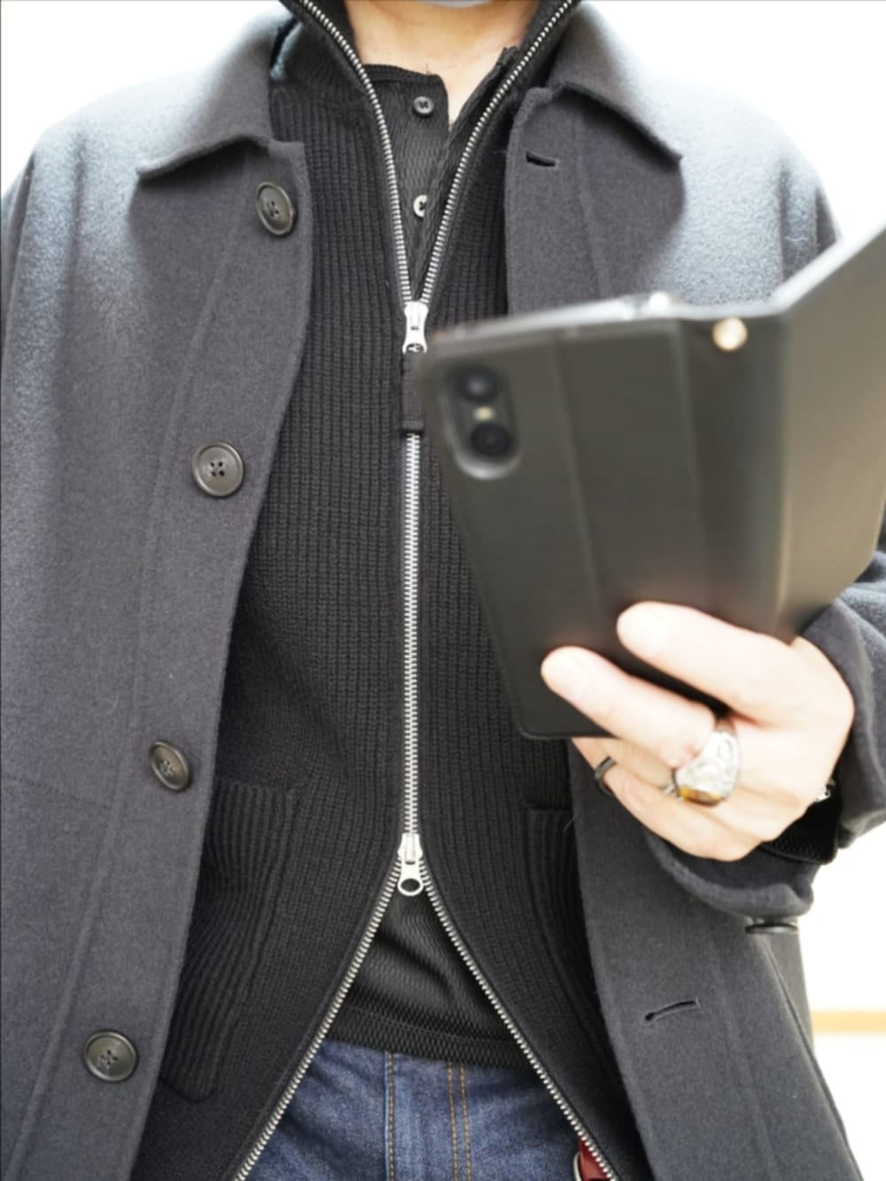 ブラック系のドレスシューズ、ブルー系のデニムパンツ、ブラック系のTシャツ/カットソーを着用したメンズの春コーディネートの3枚目の写真