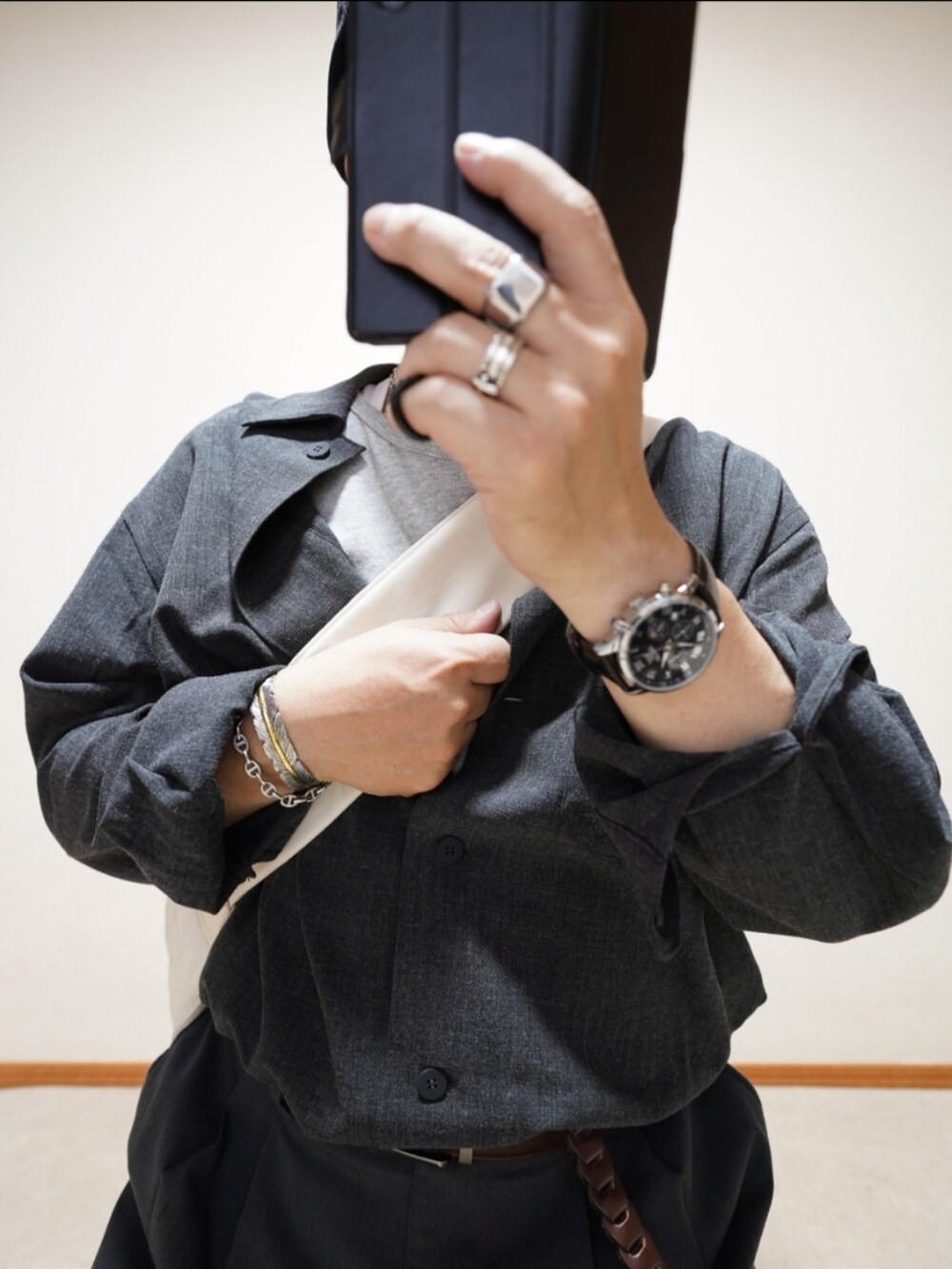 ブラック系のスリッポン、グレー系のカーゴパンツ、グレー系のシャツ/ブラウスを着用したメンズの秋コーディネートの2枚目の写真