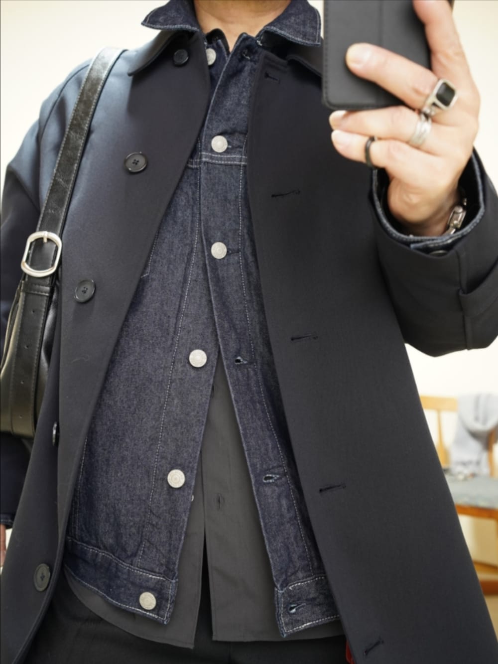 ブラック系のドレスシューズ、ブラック系のパンツ、グレー系のシャツ/ブラウスを着用したメンズの春コーディネートの4枚目の写真