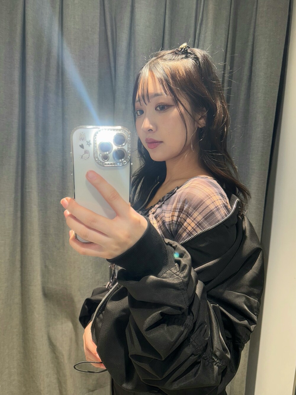 ブルー系のTシャツ/カットソー、ブラック系のスカート、ブラック系のブーツを着用したレディースの冬コーディネートの2枚目の写真