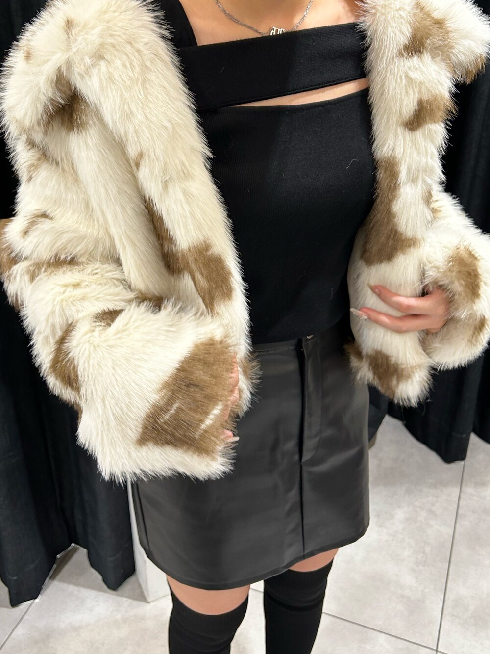 ベージュ系のその他アウター、ブラック系のニット/セーター、ブラック系のスカートを着用したレディースの冬コーディネートの3枚目の写真