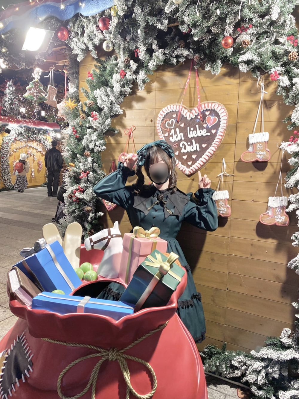 ブラック系のパンプス、グリーン系のワンピース、グリーン系のその他ヘアアクセサリーを着用したレディースの秋コーディネートの2枚目の写真