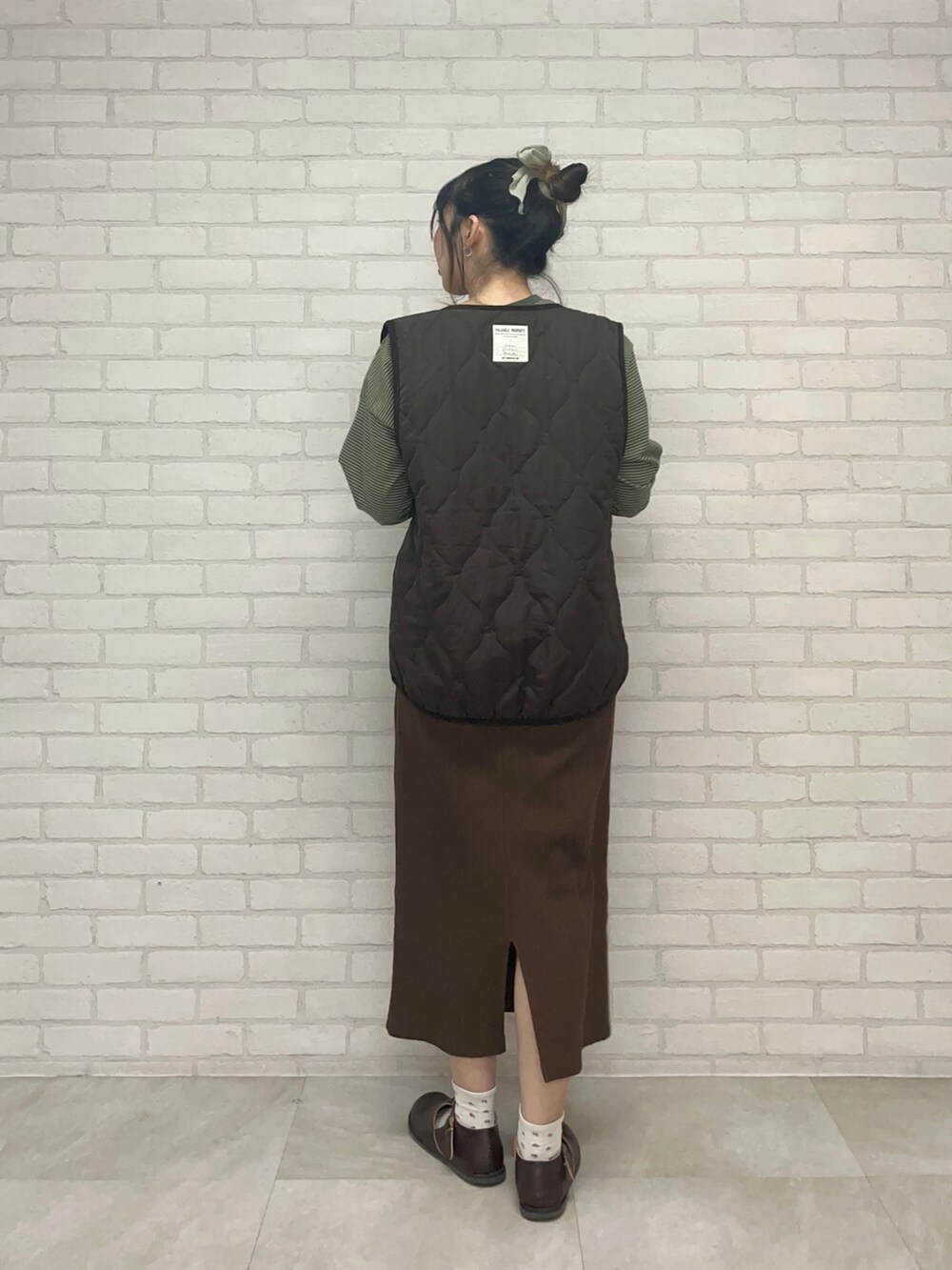 「サマンサ モスモス(Samansa Mos2)、SM2、Samansa Mos2、休日スタイル、おしゃれさんと繋がりたい、秋服、骨格ストレート、ブラウン、キルティング、ロンT」｜「Samansa Mos2のキルティングベスト（ベスト、ブラウン系）」を使った、かもし🦆さん（レディース・160cm）の秋コーディネートの3枚目の写真