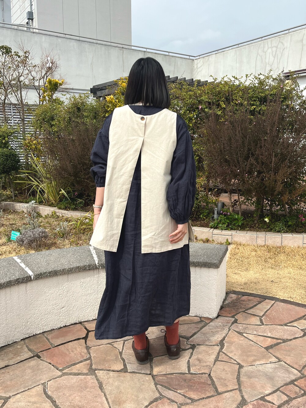 「サマンサ モスモス(Samansa Mos2)、サマンサモスモス、SM2、今日のコーデ、ラクチンコーデ、ナチュラル、ワンピース、ベスト、リネン、ネイビー、ネイビー×ホワイト、春コーデ、おしゃれさんと繋がりたい、ootd」｜「Samansa Mos2の【ETHICAL CRAFTS】アスデル加工ピンタックワンピース（ワンピース、ブルー系）」を使った、かもし🦆さん（レディース・160cm）の春コーディネートの2枚目の写真