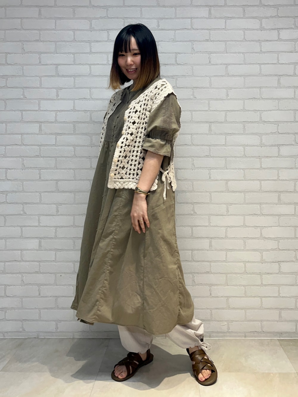 「サマンサ モスモス(Samansa Mos2)、SM2、Samansa Mos2、おしゃれさんと繋がりたい、ootd、カーキ、ベスト、ワンピース、レイヤードスタイル、夏コーデ、初秋コーデ、秋服準備はじめました、ナチュラル」|「Samansa Mos2の【抗菌防臭】ブレードキャペリンハット(ハット、ベージュ系)」を使った、かもし🦆さん(レディース・160cm)の夏コーディネートの2枚目の写真