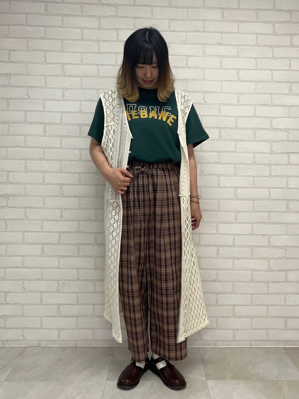「サマンサ モスモス(Samansa Mos2)、サマンサモスモス、SM2、Samansa Mos2、楽チンコーデ、レース、ジレ、秋服準備はじめました、お洒落さんとつながりたい、ootd、チェック、Tシャツ、ゆるコーデ」｜「Samansa Mos2の前後2WAYレースジレワンピース（ワンピース、ホワイト系）」を使った、かもし🦆さん（レディース・160cm）の夏コーディネートの2枚目の写真