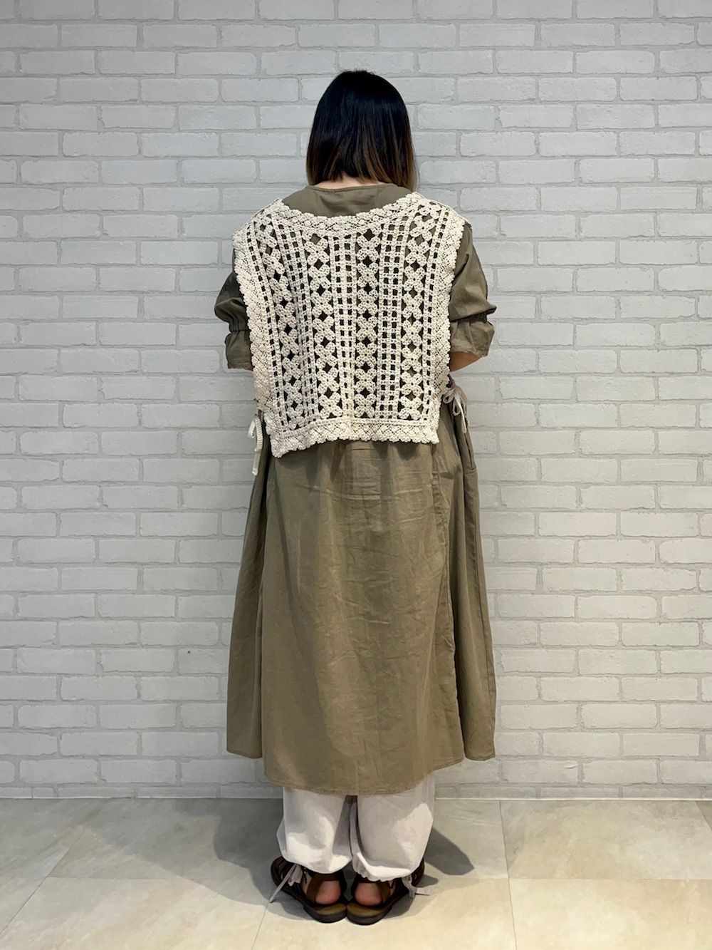 「サマンサ モスモス(Samansa Mos2)、SM2、Samansa Mos2、おしゃれさんと繋がりたい、ootd、カーキ、ベスト、ワンピース、レイヤードスタイル、夏コーデ、初秋コーデ、秋服準備はじめました、ナチュラル」|「Samansa Mos2の【抗菌防臭】ブレードキャペリンハット(ハット、ベージュ系)」を使った、かもし🦆さん(レディース・160cm)の夏コーディネートの3枚目の写真