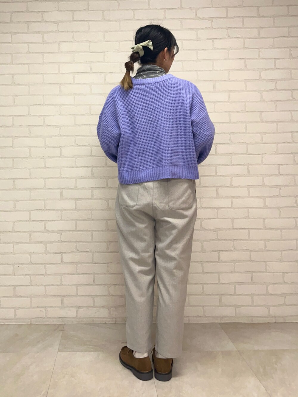 グレー系のTシャツ/カットソー、ベージュ系のワンピース、グレー系のその他パンツを着用したレディースの秋コーディネートの3枚目の写真