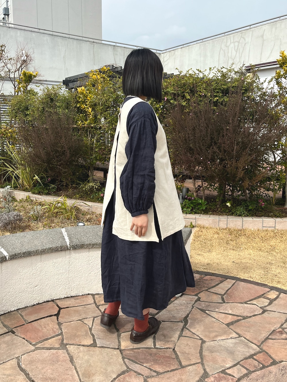 「サマンサ モスモス(Samansa Mos2)、サマンサモスモス、SM2、今日のコーデ、ラクチンコーデ、ナチュラル、ワンピース、ベスト、リネン、ネイビー、ネイビー×ホワイト、春コーデ、おしゃれさんと繋がりたい、ootd」｜「Samansa Mos2の【ETHICAL CRAFTS】アスデル加工ピンタックワンピース（ワンピース、ブルー系）」を使った、かもし🦆さん（レディース・160cm）の春コーディネートの3枚目の写真