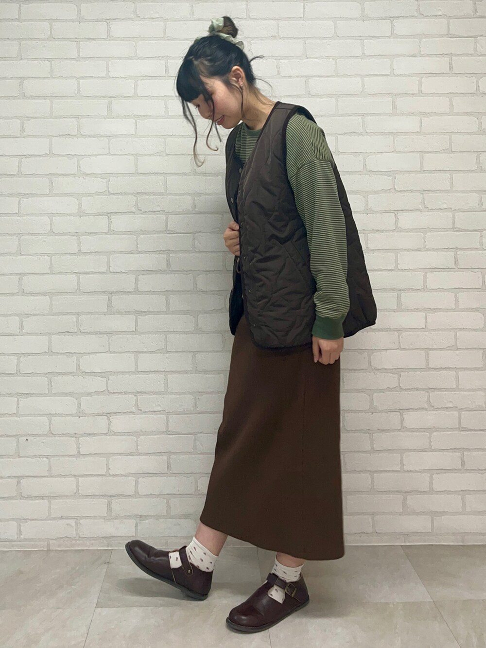 「サマンサ モスモス(Samansa Mos2)、SM2、Samansa Mos2、休日スタイル、おしゃれさんと繋がりたい、秋服、骨格ストレート、ブラウン、キルティング、ロンT」｜「Samansa Mos2のキルティングベスト（ベスト、ブラウン系）」を使った、かもし🦆さん（レディース・160cm）の秋コーディネートの2枚目の写真