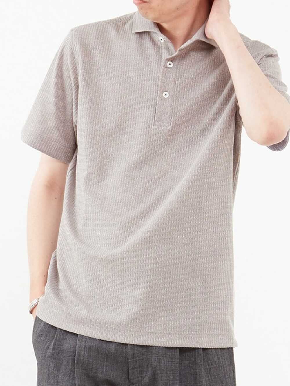 グレー系のポロシャツ、ブラック系のサンダルを着用したメンズの春コーディネートの2枚目の写真