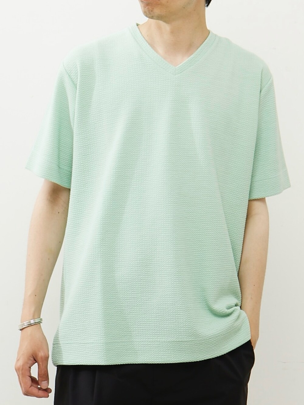 「スニーカー、カジュアル、シンプル、Tシャツ、大人カジュアル、きれいめカジュアル、夏コーデ、カジュアルコーデ、オトナカジュアル、シンフルコーデ」｜「MEN'S MELROSEのシュリンクジャガードVネックTシャツ（Tシャツ/カットソー、グリーン系）」を使った、kentaro.tさん（メンズ・177cm）の夏コーディネートの2枚目の写真