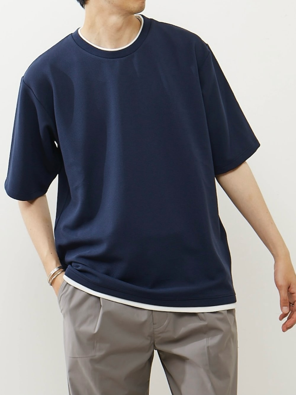 「スニーカー、カジュアル、シンプル、Tシャツ、大人カジュアル、休日スタイル、シンプルコーデ、夏コーデ、カジュアルコーデ、オトナカジュアル」｜「MASTER FRAMEの【MASTER FRAME/マスターフレーム】エステルスパンリップルクルーネックTシャツ（Tシャツ/カットソー、ブルー系）」を使った、kentaro.tさん（メンズ・177cm）の夏コーディネートの2枚目の写真