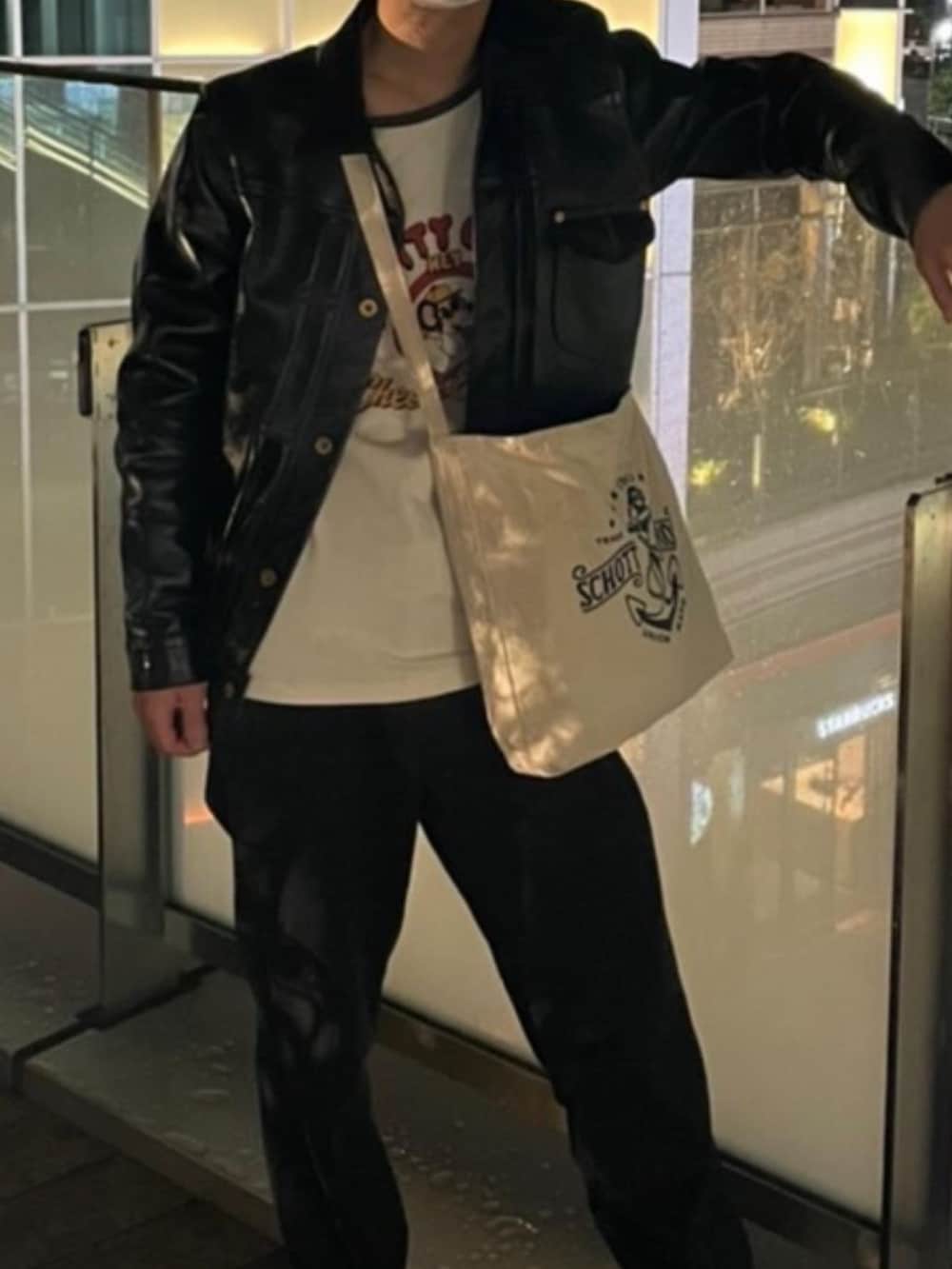 「革ジャンコーデ、過去pic、フリーレイジ、ラグランTシャツ、freerage、アメカジコーデ、ヴィンテージファッション、海外ファッション、メンズファッション、フォローミー、followme」｜「Dickiesのアイテム（チノパンツ、ブラック系）」を使った、はしーさん（メンズ・168cm）の冬コーディネートの2枚目の写真