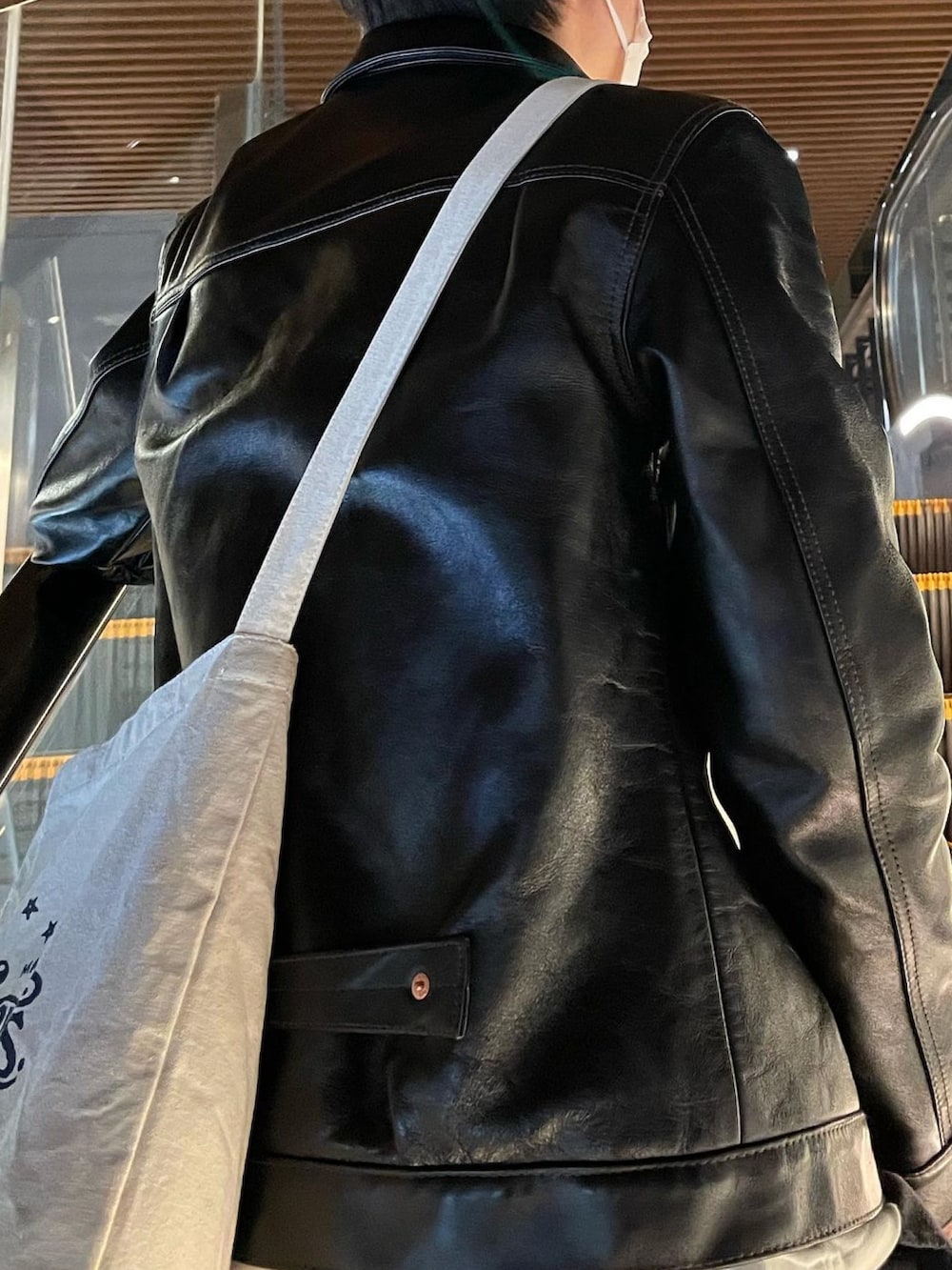 「革ジャンコーデ、過去pic、フリーレイジ、ラグランTシャツ、freerage、アメカジコーデ、ヴィンテージファッション、海外ファッション、メンズファッション、フォローミー、followme」｜「Dickiesのアイテム（チノパンツ、ブラック系）」を使った、はしーさん（メンズ・168cm）の冬コーディネートの3枚目の写真
