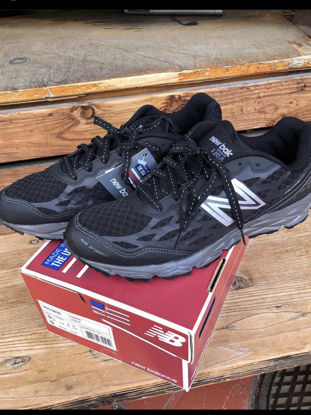 ゴールド系のダウンベスト、ベージュ系のカーゴパンツ、ブラック系のスニーカーを着用したメンズの冬コーディネートの4枚目の写真