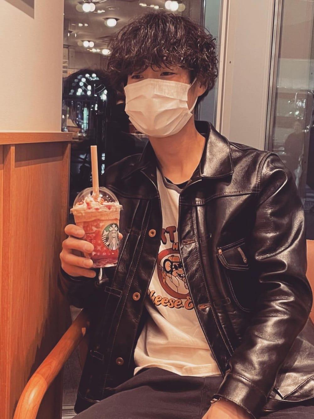 「革ジャンコーデ、過去pic、フリーレイジ、ラグランTシャツ、freerage、アメカジコーデ、ヴィンテージファッション、海外ファッション、メンズファッション、フォローミー、followme」｜「Dickiesのアイテム（チノパンツ、ブラック系）」を使った、はしーさん（メンズ・168cm）の冬コーディネートの5枚目の写真