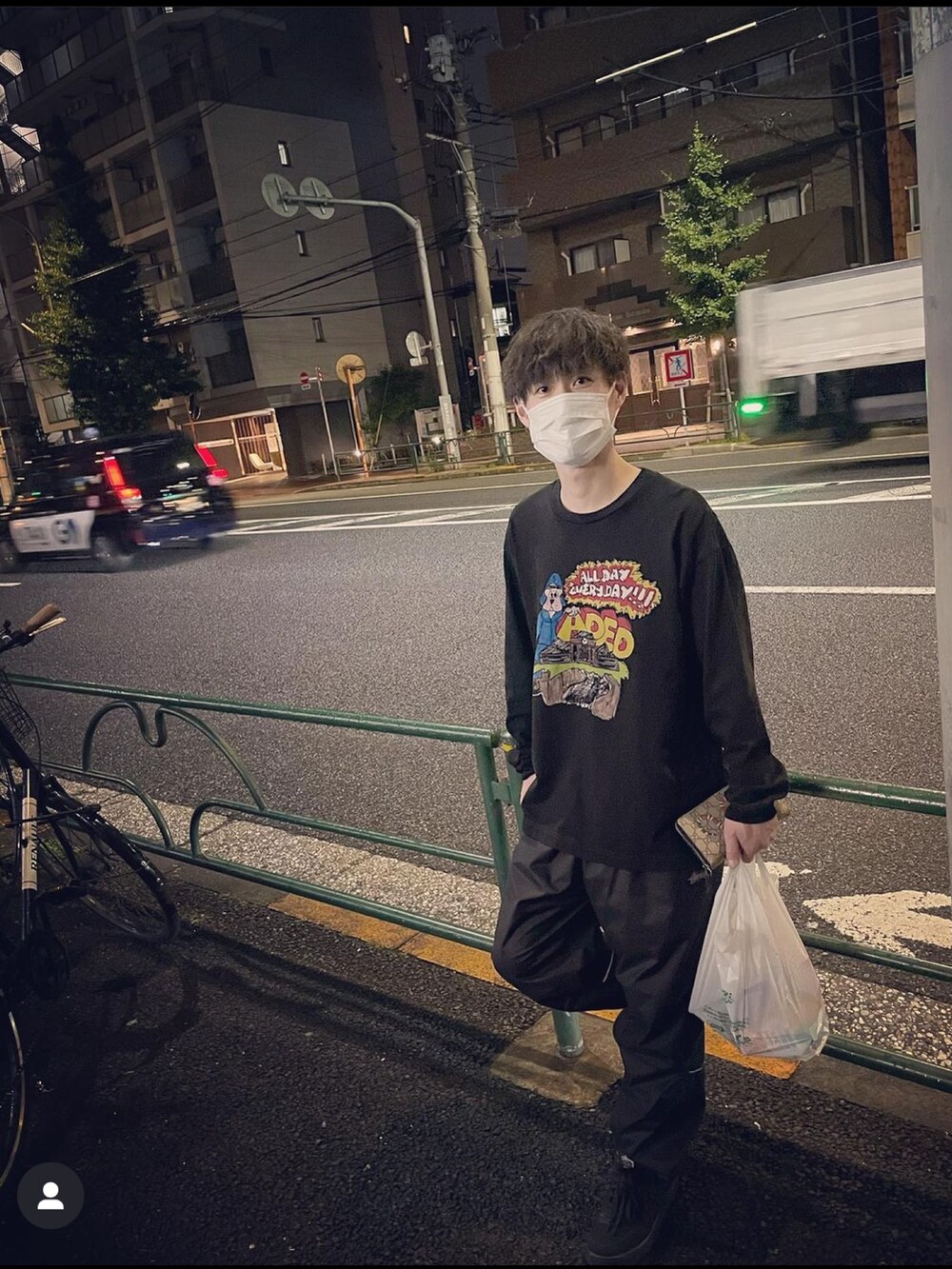 ブラック系のその他パンツ、ブラック系のスニーカー、ブラック系のTシャツ/カットソーを着用したメンズの冬コーディネートの3枚目の写真