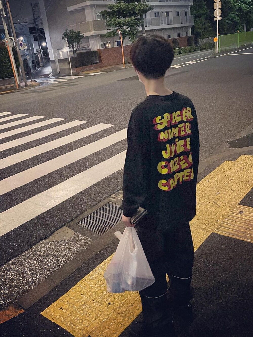 ブラック系のその他パンツ、ブラック系のスニーカー、ブラック系のTシャツ/カットソーを着用したメンズの冬コーディネートの4枚目の写真