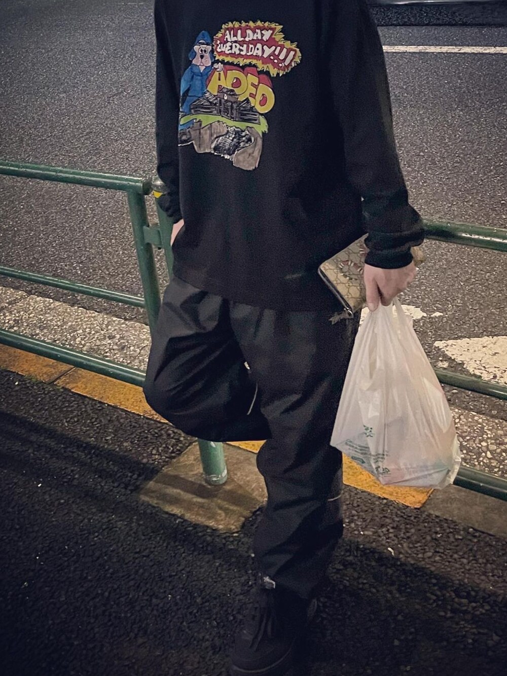 ブラック系のその他パンツ、ブラック系のスニーカー、ブラック系のTシャツ/カットソーを着用したメンズの冬コーディネートの2枚目の写真