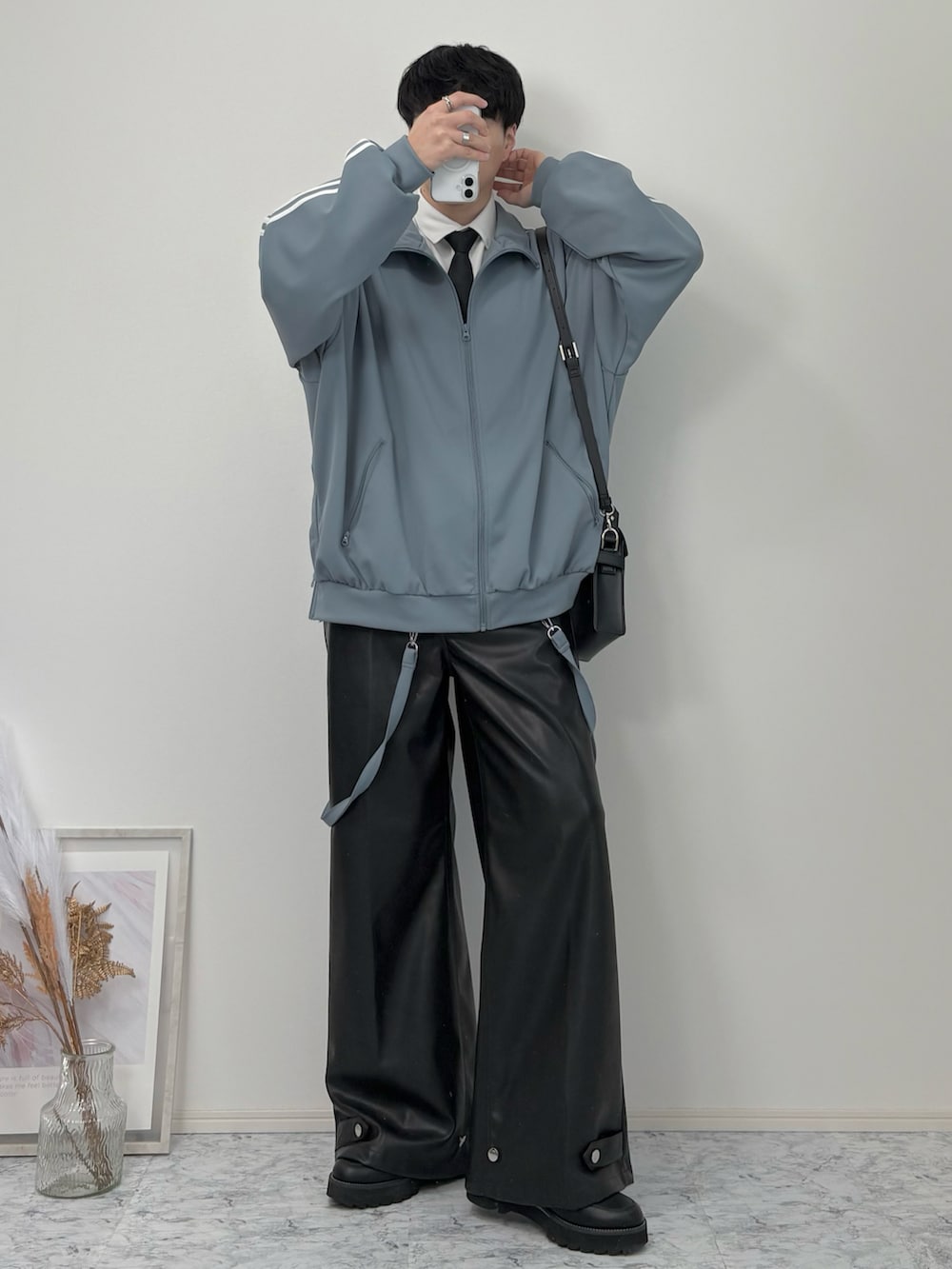 「春めき満開コーデ、ジャケット、トラックジャケット、ネクタイ、春色、春コーデ、春アウター、レザー、レザーパンツ、ショルダーバッグ、モード、韓国ファッション、淡色コーデ、デートコーデ、休日スタイル」|「LILLのルーズシルエットバルーンスリーブフェイクサスペンダードレープトラックジャケット(ブルゾン、グレー系)」を使った、YUHEIさん(骨格ウェーブ・メンズ・178cm)の春コーディネートの2枚目の写真