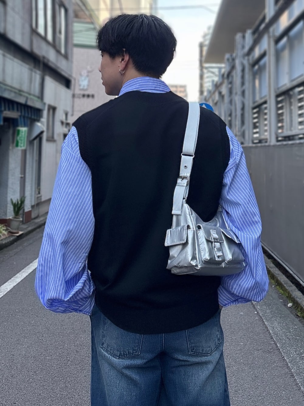 「レイヤードスタイル、ワイドパンツ、韓国ファッション、ストライプシャツ、ベスト、デニム、フレアパンツ、ショルダーバッグ、ローファー、大人カジュアル、お出かけコーデ、休日スタイル、きれいめカジュアル、シンプルコーデ、淡色コーデ」|「epnokのアソートベーシックルーズシャツ(シャツ/ブラウス、ブルー系)」を使った、YUHEIさん(骨格ナチュラル・メンズ・178cm)の春コーディネートの3枚目の写真