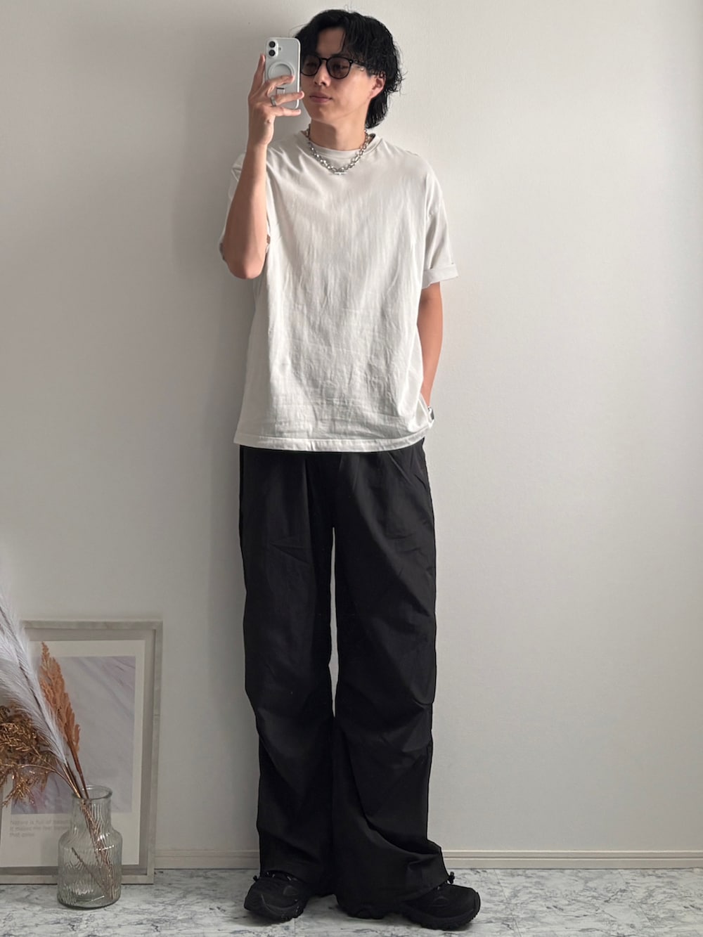 ブラック系のスニーカー、ホワイト系のTシャツ/カットソー、ブラック系のその他パンツを着用したメンズの夏コーディネートの2枚目の写真
