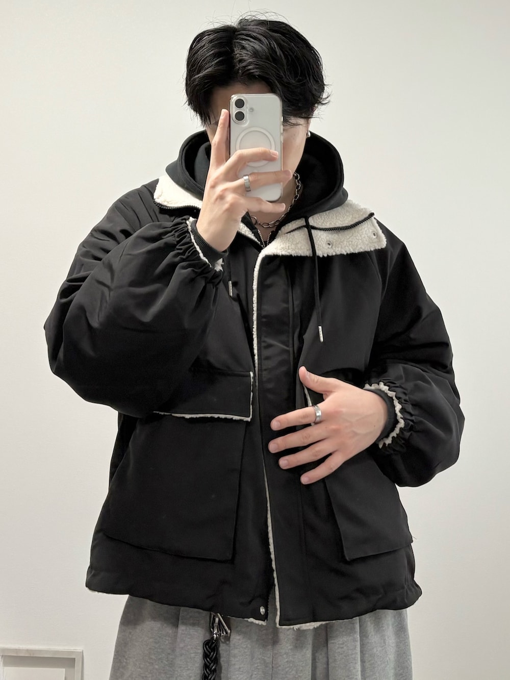 ブラック系のドレスシューズ、ブラック系のパーカー、ブラック系のブルゾンを着用したメンズの秋コーディネートの2枚目の写真