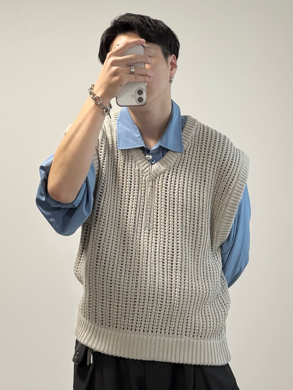 ブルー系のシャツ/ブラウス、グレー系のベスト、ブラック系のドレスシューズを着用したメンズの秋コーディネートの3枚目の写真