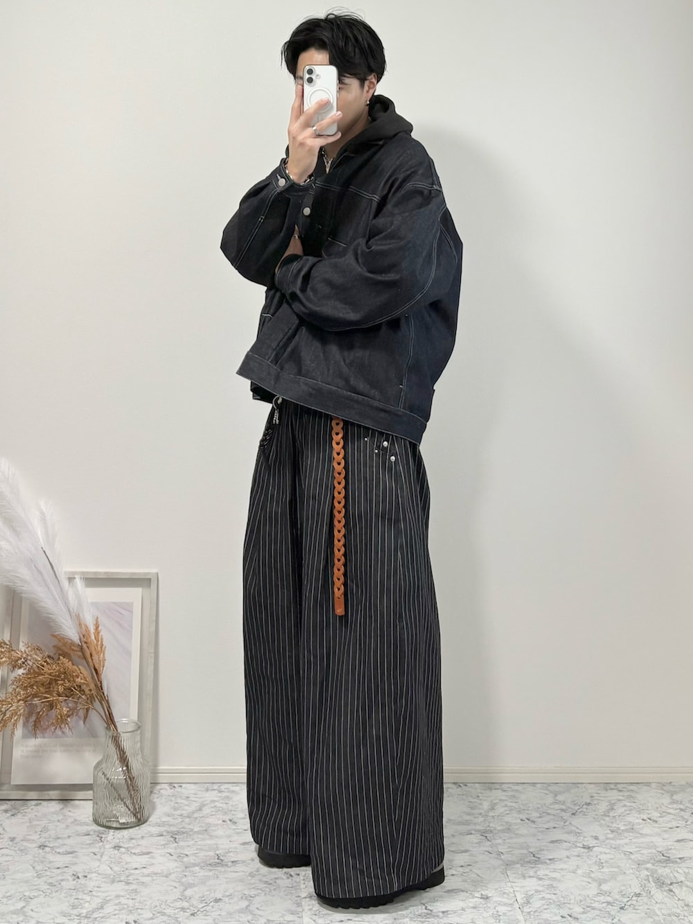 その他のスラックス、ブラック系のパーカー、ブルー系のセットアップを着用したメンズの冬コーディネートの2枚目の写真