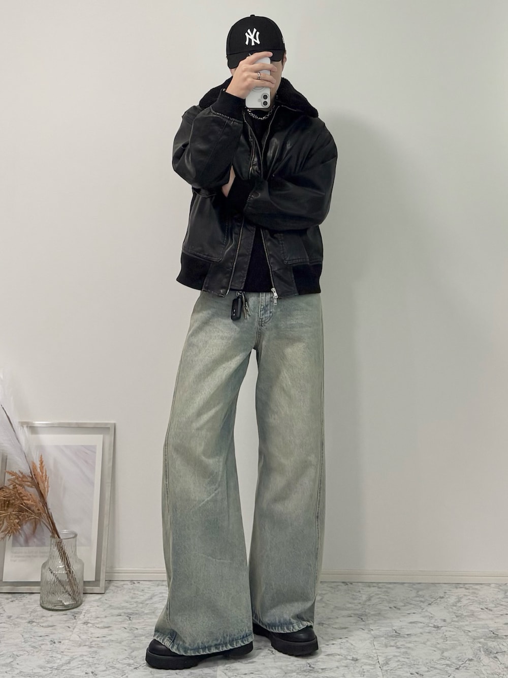 ブラック系のブルゾン、ブルー系のデニムパンツ、ブラック系のドレスシューズを着用したメンズの冬コーディネートの2枚目の写真