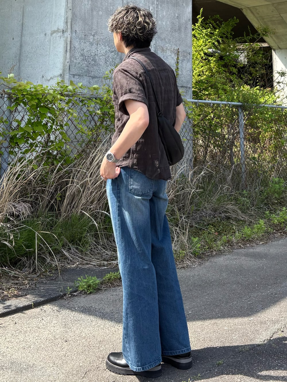ブルー系のデニムパンツ、グレー系のシャツ/ブラウス、ホワイト系のタンクトップを着用したメンズの夏コーディネートの3枚目の写真