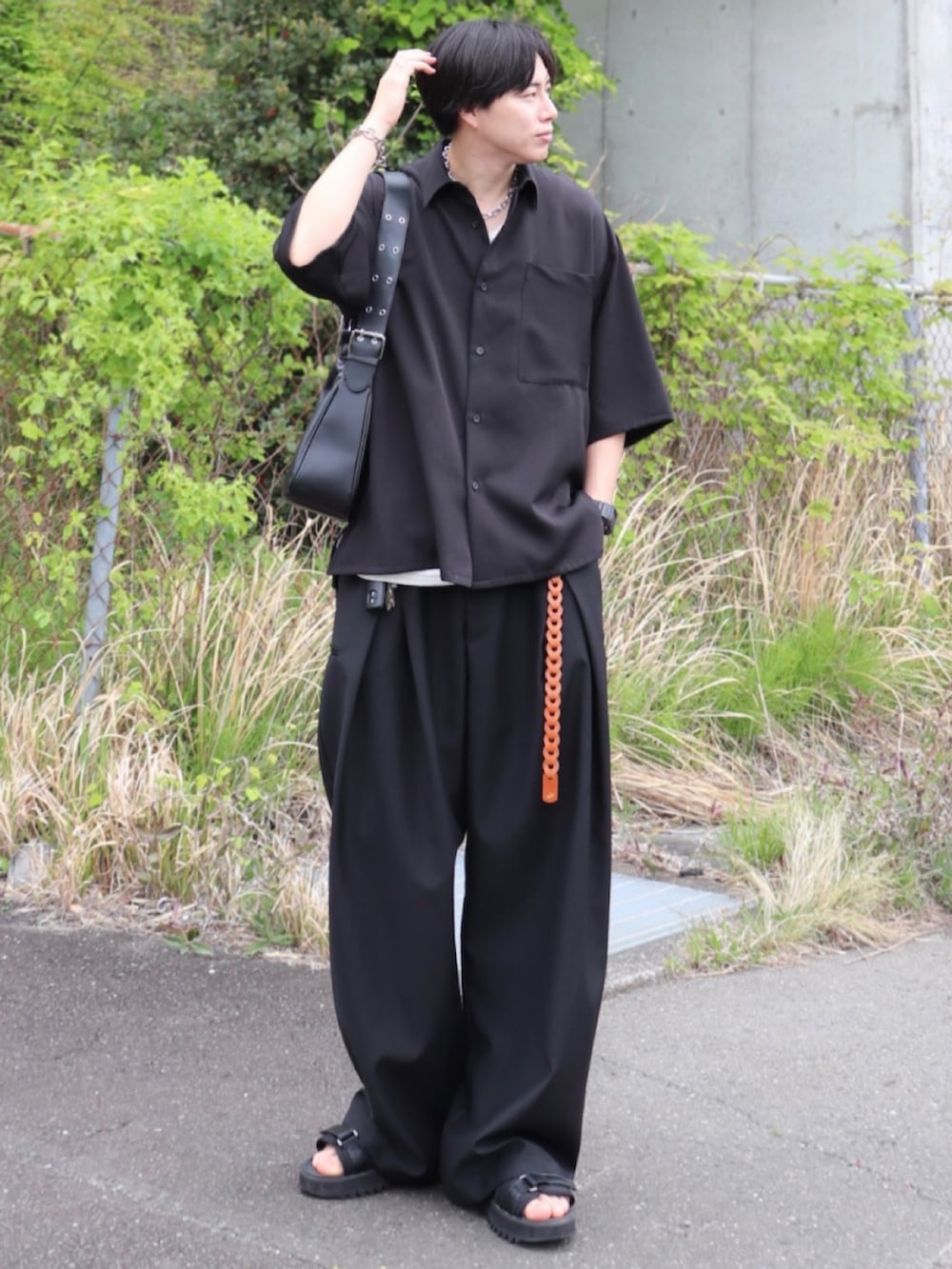 「レイヤードスタイル、サンダル、夏コーデ、シャツスタイル、タンクトップ、スラックス、ワイドパンツ、ショルダーバッグ、韓国ファッション、アウトドアスタイル、ブラックコーデ、プチプラ、きれいめカジュアル、お出かけコーデ、フェススタイル」｜「epnokのアソートベーシックルーズシャツSS（シャツ/ブラウス、ブラック系）」を使った、YUHEIさん（骨格ナチュラル・メンズ・178cm）の夏コーディネートの2枚目の写真