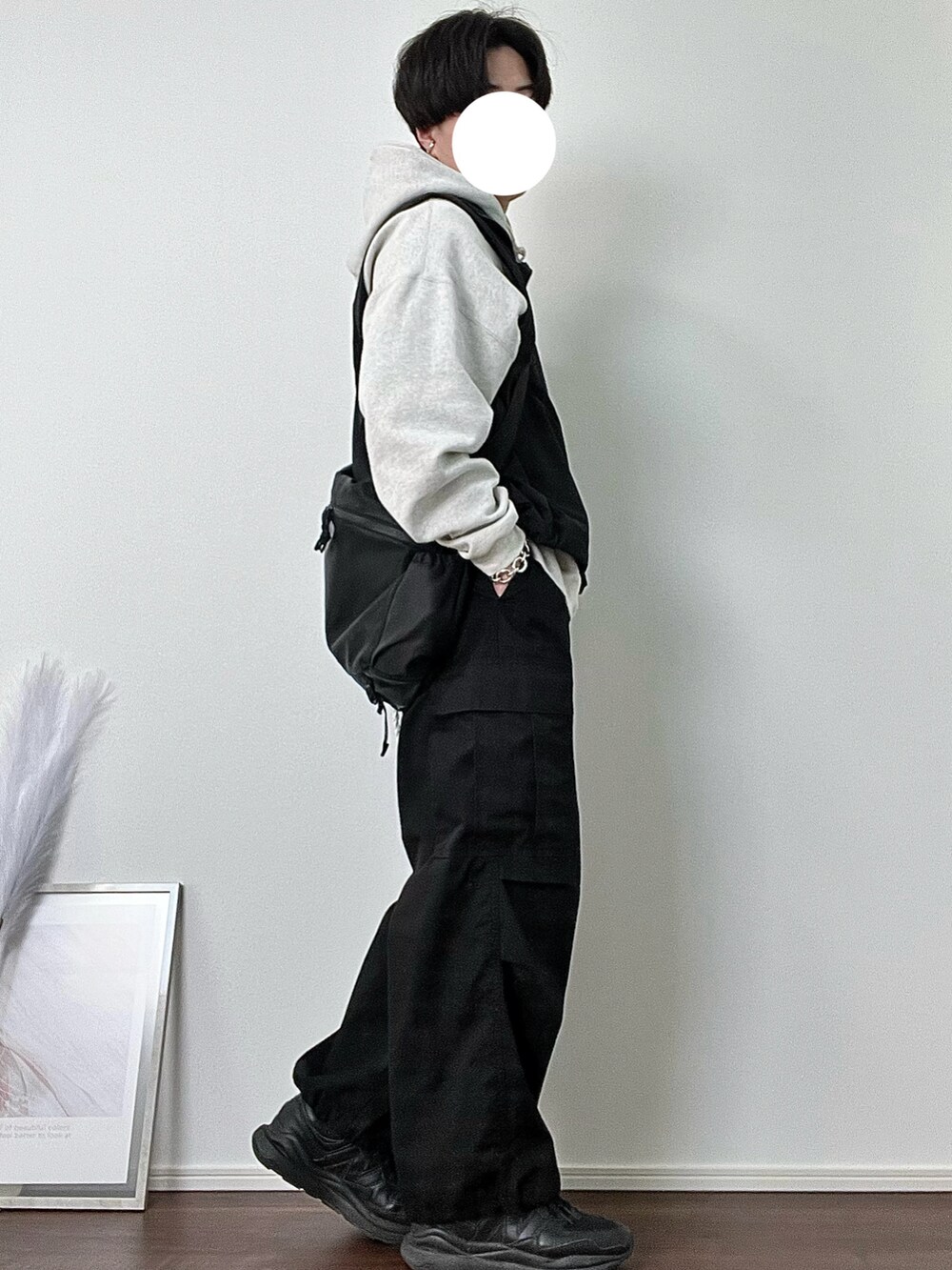 「パーカー、ベスト、レイヤードスタイル、カーゴパンツ、スニーカーコーデ、モノトーン、大人コーデ、カジュアル、ストリート、ストリートMIX、ショルダーバッグ、お出かけコーデ、休日コーデ、シンプルコーデ、春コーデ」｜「FREAK'S STOREのWEB限定 12oz ヘビーウェイト ビッグシルエット プルオーバーパーカー/フーディ―（パーカー、グレー系）」を使った、YUHEIさん（メンズ・178cm）の春コーディネートの2枚目の写真