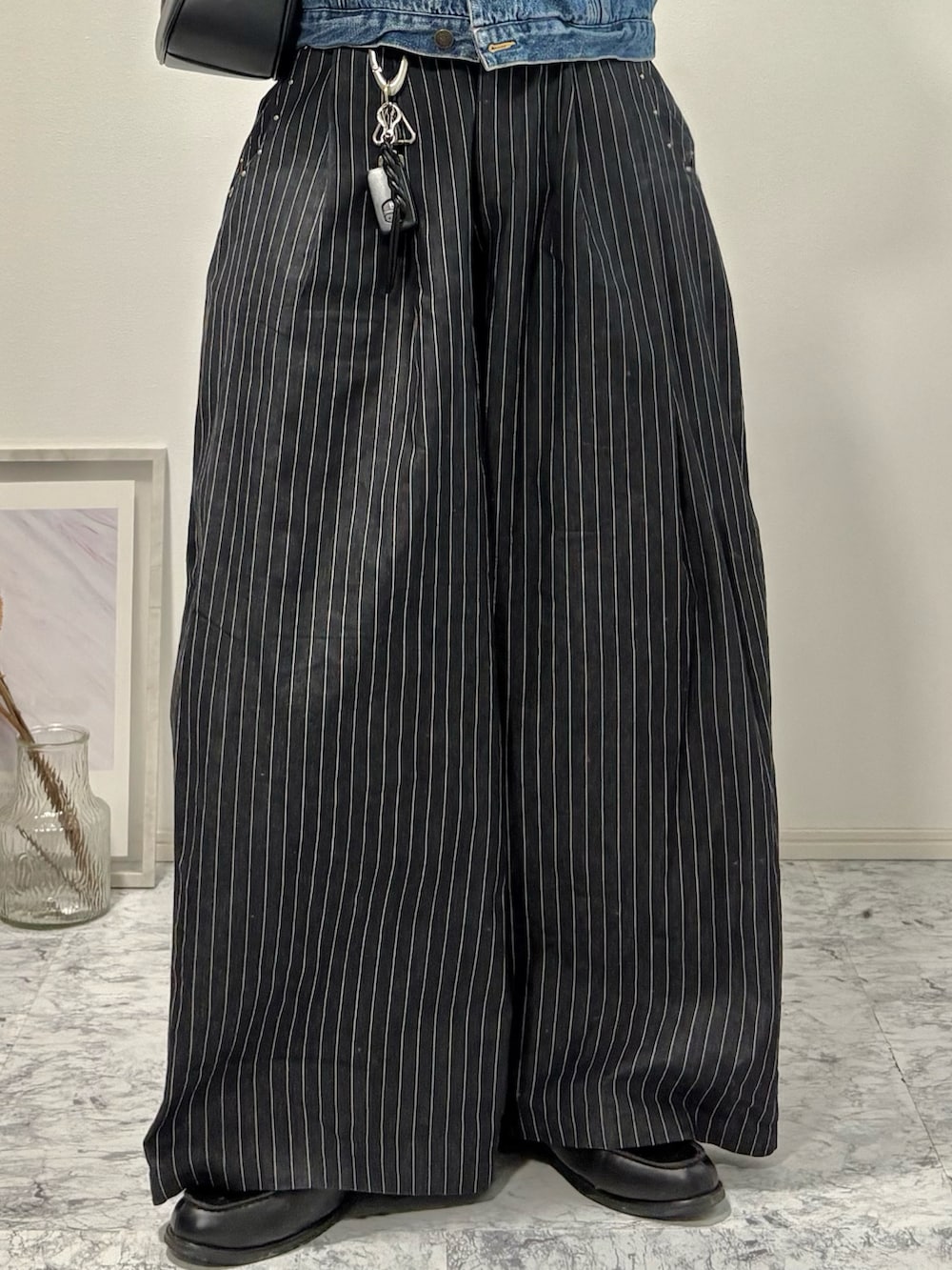 ブラック系のローファー、その他のスラックス、ブラック系のハンドバッグを着用したメンズの冬コーディネートの4枚目の写真