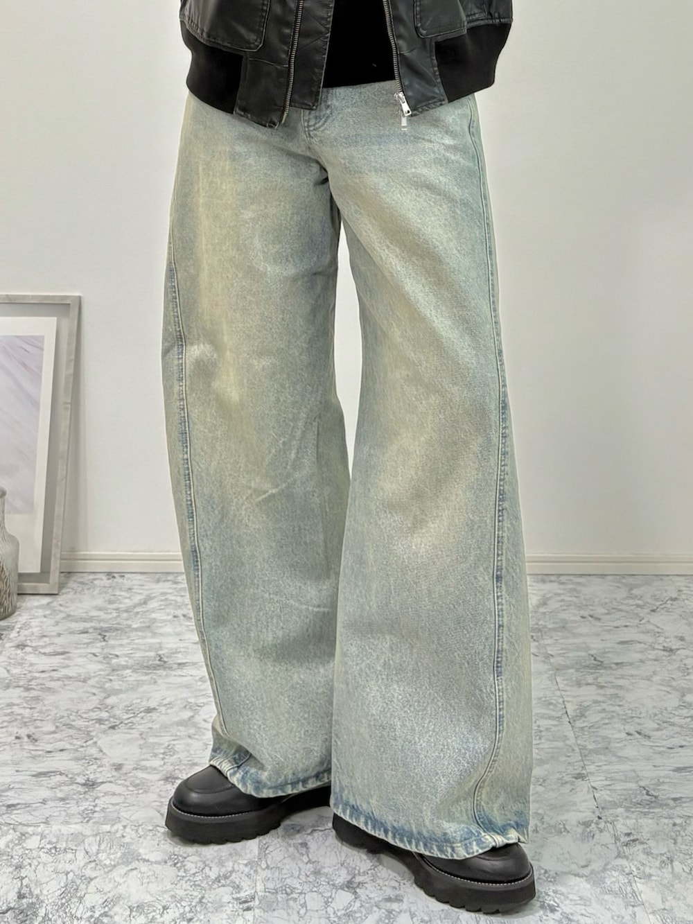 ブラック系のブルゾン、ブルー系のデニムパンツ、ブラック系のドレスシューズを着用したメンズの冬コーディネートの5枚目の写真