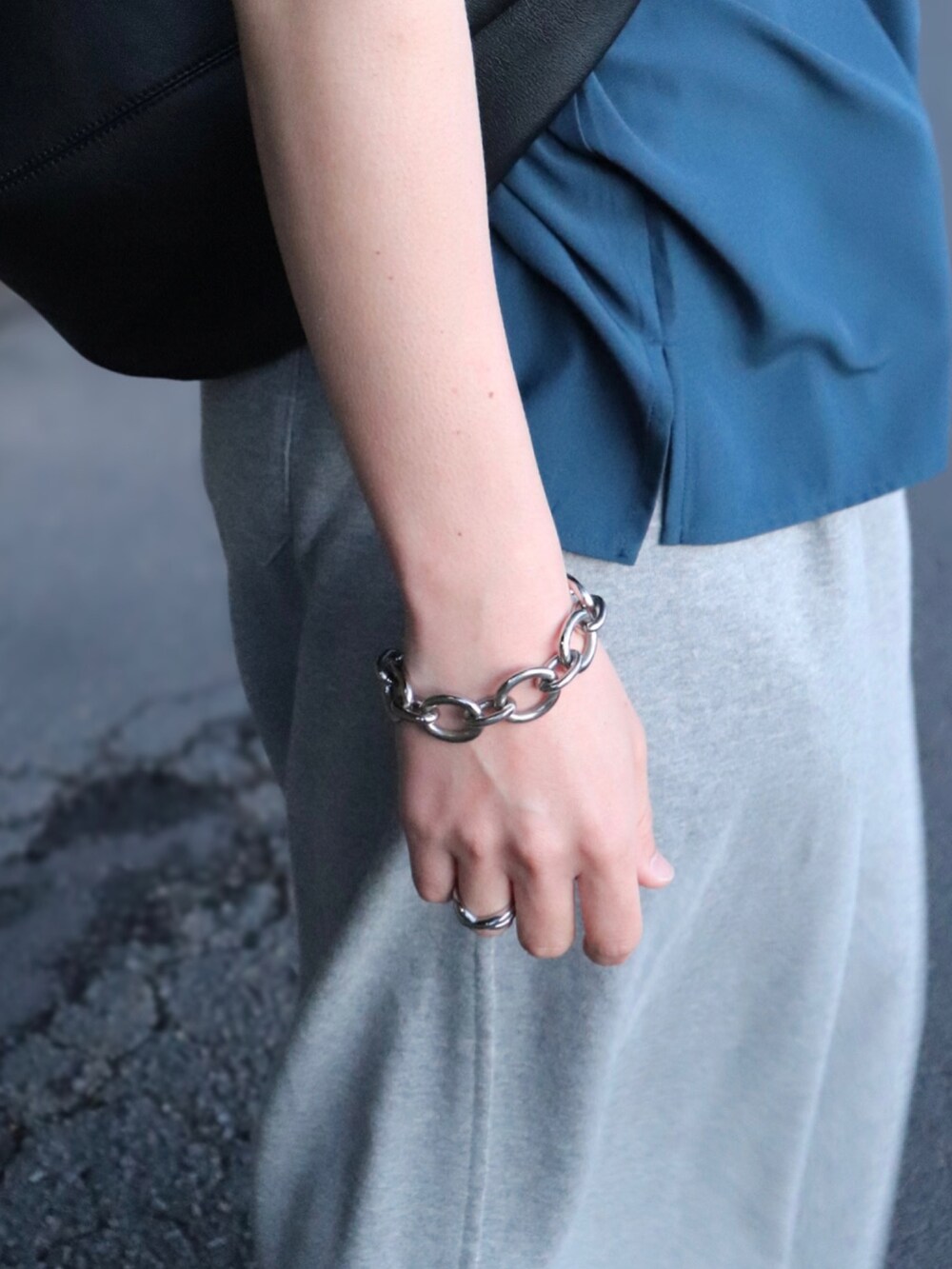 ブルー系のシャツ/ブラウス、グレー系のスウェットパンツ、ブラック系のショルダーバッグを着用したメンズの夏コーディネートの2枚目の写真
