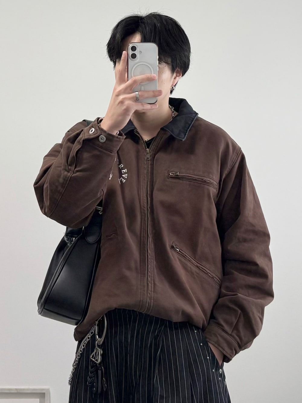 ブラック系のローファー、ブラウン系のブルゾン、その他のスラックスを着用したメンズの冬コーディネートの3枚目の写真