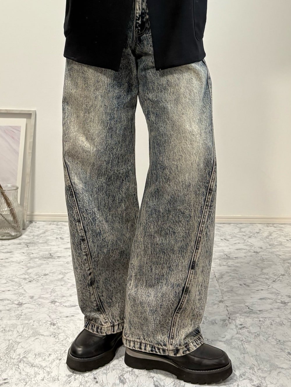 ホワイト系のタンクトップ、ブラック系のドレスシューズ、ブルー系のデニムパンツを着用したメンズの秋コーディネートの4枚目の写真