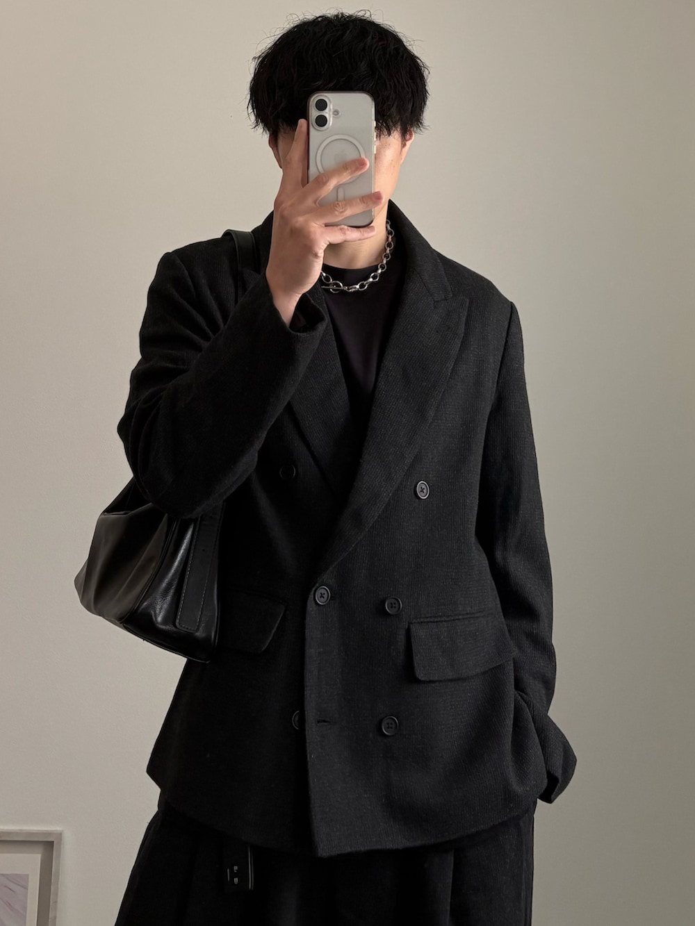 ブラック系のローファー、グレー系のテーラードジャケット、グレー系のスラックスを着用したメンズの春コーディネートの3枚目の写真