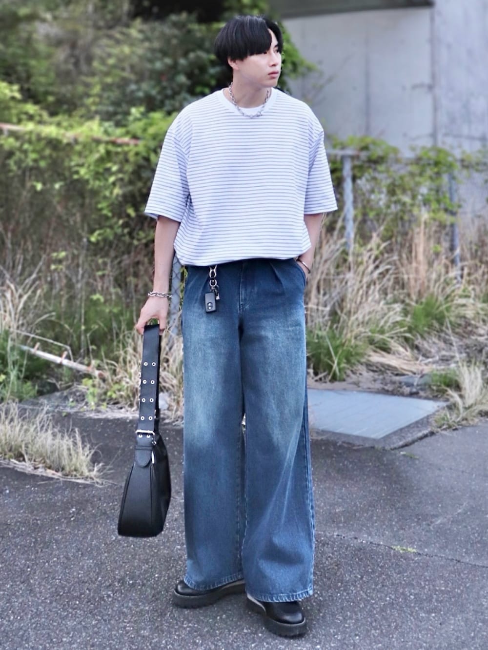 「夏コーデ、白Tシャツ、ボーダー、タックイン、デニム、ショルダーバッグ、フレアパンツ、アウトドアスタイル、お出かけコーデ、プチプラ、Tシャツ、きれいめカジュアル、シンプルコーデ、雨の日コーデ、韓国ファッション」|「PLAN Toのしの - Surgical Stainless Wide Chain Necklace / サージカルステンレスワイドチェーンネックレス made in INTER FACTORY(ネックレス、シルバー系)」を使った、YUHEIさん(骨格ナチュラル・メンズ・178cm)の夏コーディネートの2枚目の写真