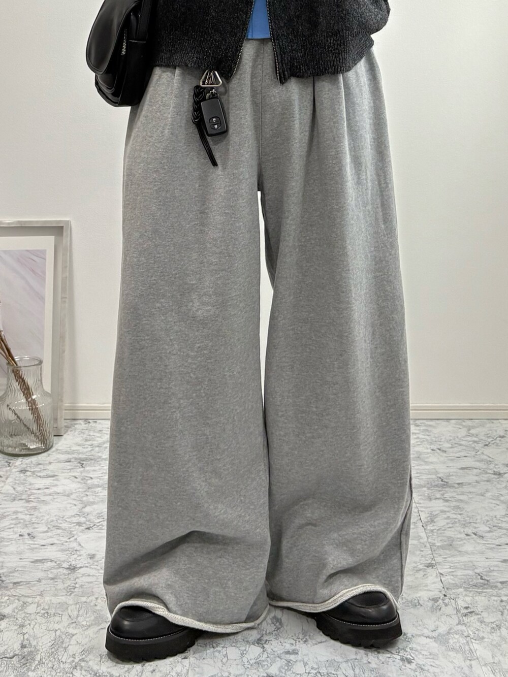 ブラック系のドレスシューズ、グレー系のニット/セーター、グレー系のスウェットパンツを着用したメンズの秋コーディネートの4枚目の写真