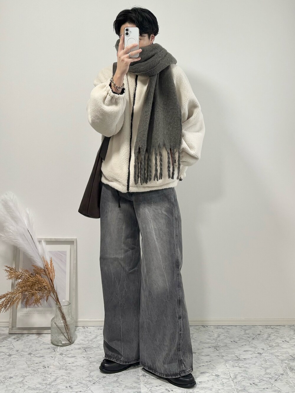 ブラック系のローファー、ブラック系のブルゾン、グレー系のデニムパンツを着用したメンズの冬コーディネートの2枚目の写真